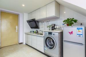 Kuchyň nebo kuchyňský kout v ubytování Lavender Apartment Branch