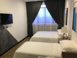 Postel nebo postele na pokoji v ubytování W boutique 10pax with family karaoke