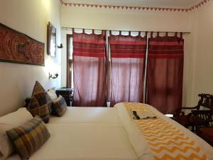 Katil atau katil-katil dalam bilik di Hotel Devraj Niwas on Lake Pichola