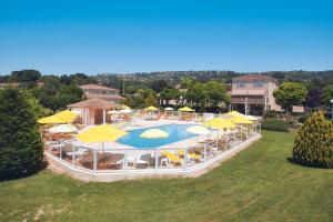 an overhead view of a pool with umbrellas and chairs at Le Champ d'Eysson Aparthotel in Montauroux