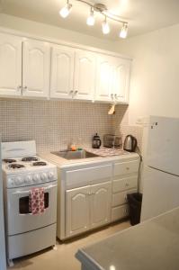 A kitchen or kitchenette at One Love Cozy Studio Seawind On The Bay