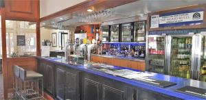eine Bar mit einer blauen Theke mit Alkoholflaschen in der Unterkunft Grand Hotel in Newcastle
