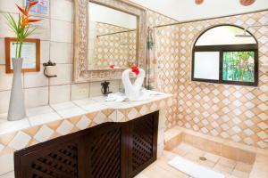 Ein Badezimmer in der Unterkunft Hotel Villas Nicolas - Adults Only