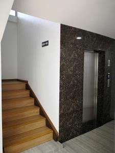 una scala in un edificio con ascensore di Comfort Inn a Sibu