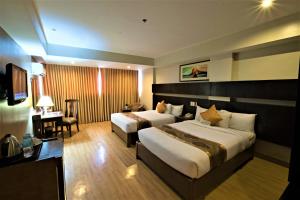 Katil atau katil-katil dalam bilik di The Pinnacle Hotel and Suites +37 gambar