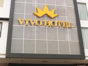 un panneau indiquant un hôtel viva au-dessus d'un bâtiment dans l'établissement Vivo Hotel, à Kuantan