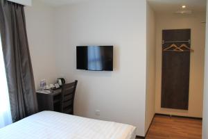 Un pat sau paturi într-o cameră la KL Hotel
