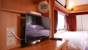 TV a/nebo společenská místnost v ubytování Samui Caravans