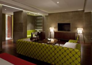 a living room with a couch and a television at Diaoyutai Boutique Hotel Chengdu in Chengdu