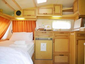 Postel nebo postele na pokoji v ubytování Samui Caravans