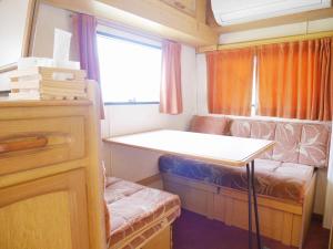 Postel nebo postele na pokoji v ubytování Samui Caravans