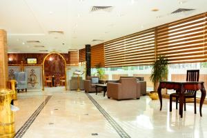 Gawharet Al Ahram Hotel في القاهرة: لوبي فندق مع طاولة وكراسي