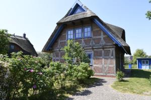 una casa antigua con techo de paja en Fachwerkhäuser Gager Haus „Strate“, en Gager