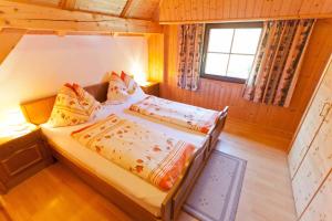 1 Schlafzimmer mit 2 Betten in einer Hütte in der Unterkunft Bodnerhof in Arriach