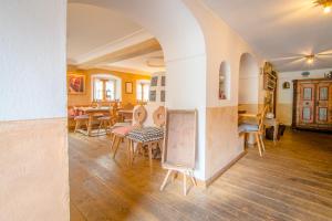 - un salon avec des chaises et une table dans l'établissement Berggasthof Butzn Wirt, à Ruhpolding
