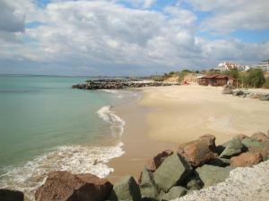 ラブダにあるKalina Private Apartments in Emerald Resort, Ravdaの曇りの日の岩と海の浜