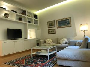 a living room with a couch and a tv at Apartment San Domenico in Siena