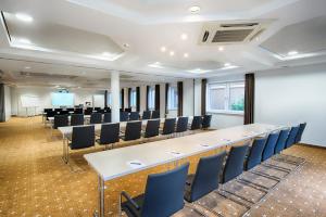 a conference room with a long table and chairs at Das Prinzregent in Edenkoben