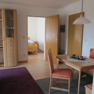 uma sala de estar com uma mesa e um quarto em BodenSEE Hegau Gottmadingen em Gottmadingen