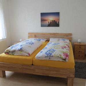 1 cama con 2 almohadas en una habitación en BodenSEE Hegau Gottmadingen, en Gottmadingen