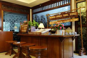 un bar con taburetes y un teléfono encima en Star Hotel Chiang Mai - SHA Extra Pus en Chiang Mai