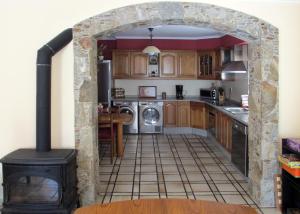 un arco en una cocina con fogones en Casa de Millares, en Porta