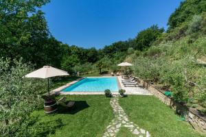 Bazén v ubytování Agriturismo Nibbiano nebo v jeho okolí