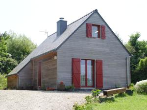 カマレ・シュル・メールにあるle moign-locationsの赤いドアと窓のある小さな家