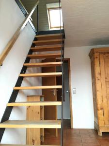- un escalier en colimaçon dans une maison avec fenêtre dans l'établissement Freiburg Citywohnung, à Fribourg-en-Brisgau