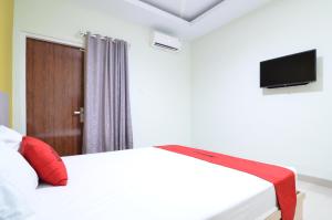 Postelja oz. postelje v sobi nastanitve RedDoorz near Museum Keraton Surakarta