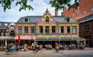 motorcycles are parked in front of a building at Slapen bij hofman in Alkmaar