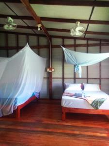 Ein Bett oder Betten in einem Zimmer der Unterkunft Hutyee Boat Bungalow