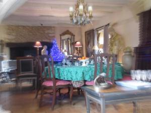 Mauzac-et-Grand-CastangにあるLe Domaine de La Millasserieのダイニングルーム(クリスマスツリーのあるテーブル付)