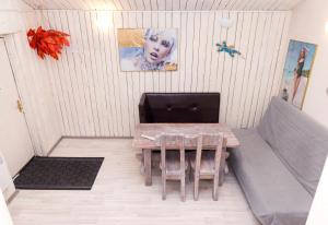 ヴィボルグにあるАпарт-коттедж Fashion-mini с сауной и зоной барбекю в Выборгеの小さなお部屋で、テーブルとソファが備わります。