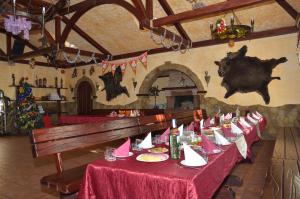 comedor con mesa y mantel rojo en Zatishok en Rokytne