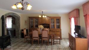comedor con mesa, sillas y TV en Casa de Millares, en Porta
