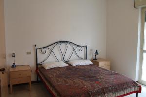 アルバ・アドリアティカにあるAppartamenti Stella Marinaのベッドルーム1室(枕2つ付)