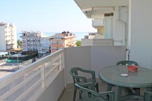 アルバ・アドリアティカにあるAppartamenti Stella Marinaのテーブルと椅子、海の景色を望むバルコニー