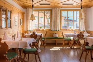 Reštaurácia alebo iné gastronomické zariadenie v ubytovaní Landhotel Römerhof