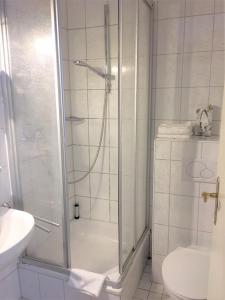Kylpyhuone majoituspaikassa Hotel Rosengarten