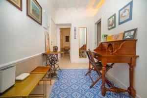 sala de estar con escritorio y piano en Theodora Chica 1, en Málaga