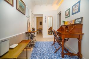 - un salon avec un bureau et un piano dans l'établissement Theodora Chica 1, à Malaga