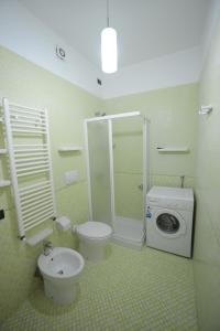 ガリポリにあるRosa Virginia Homeのバスルーム(トイレ、洗濯機付)