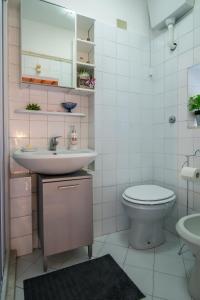 チェルタルドにあるCasa al Cantoneのバスルーム(洗面台、トイレ付)
