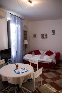 Ca di Ni في فينالي ليغوري: غرفة فندقية بسريرين وطاولة وكراسي
