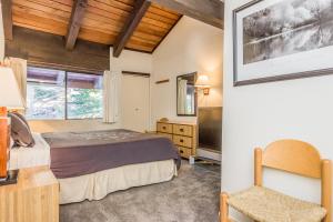 1 dormitorio con 1 cama y TV en Mammoth Ski and Racquet 132 en Mammoth Lakes