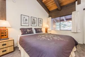a bedroom with a large bed and a window at Mammoth Ski and Racquet 132 in Mammoth Lakes