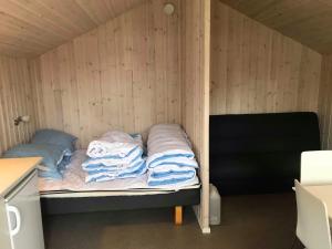 En eller flere senge i et værelse på Sdr. Felding camping & hytteby