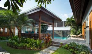 Ein Garten an der Unterkunft The Samaya Seminyak Bali