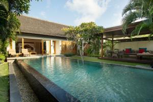 Der Swimmingpool an oder in der Nähe von The Samaya Seminyak Bali